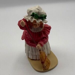 Charming‎ House 1987 Mrs. Higgins Ceramic Figurine Sweeping Broom Holiday Decor